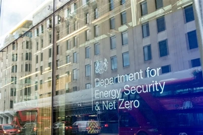 Storbritannias solcellekapasitet når 21,8 GW innen januar 2026, viser DESNZ-data